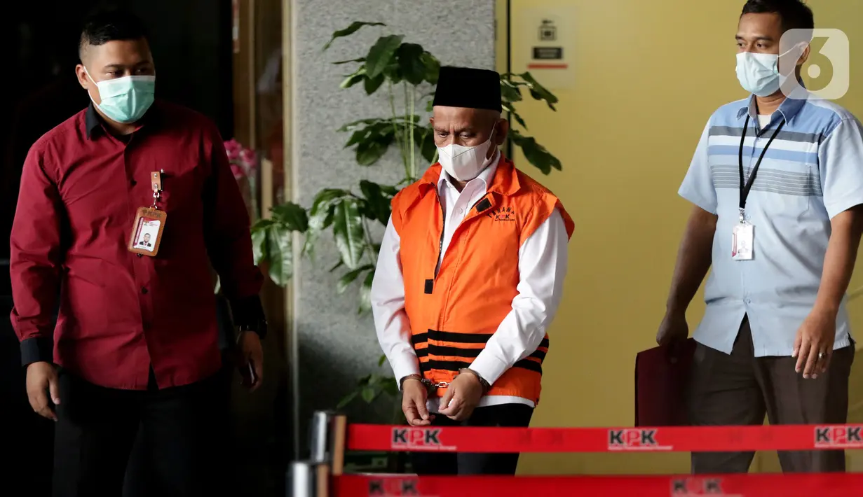 Bupati Hulu Sungai Utara (HSU), Abdul Wahid (tengah) sesaat sebelum rilis penetapan dan penahanan tersangka di Gedung KPK, Jakarta, Kamis (18/11/2021). Abdul Wahid merupakan tersangka suap dan gratifikasi pengadaan barang dan jasa di Kab Hulu Sungai Utara 2021-2022. (Liputan6.com/Helmi Fithriansyah)