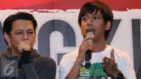 Ryan D'masiv (kanan) memberikan komentar saat jumpa pers Konser Suryanation Bangkit untuk Satu di kawasan Sudirman, Jakarta, Senin (21/03/2016). Rencananya konser tersebut akan dimulai pada 26 Maret 2016. (Liputan6.com/Herman Zakharia)