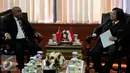 Menteri Lingkungan Hidup dan Kehutanan (LHK), Siti Nurbaya (kanan) berbincang dengan Menko bidang ekonomi yang merangkap Menteri Pertanian dan Perikanan Timor Leste, Estanislau Aleixo da Silva di Jakarta (24/8/2015). (Liputan6.com/Johan Tallo)