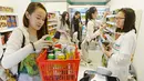 Pengunjung membeli produk kemasan tanpa isi di Supermarket Xuzhen, Shanghai, Tiongkok, (13/4). Supermarket dengan slogan "mengisi kekosongan" ini hanya menjual produk kosong, dibuka sejak 8 April di Changning (Reuters/Stringer)
