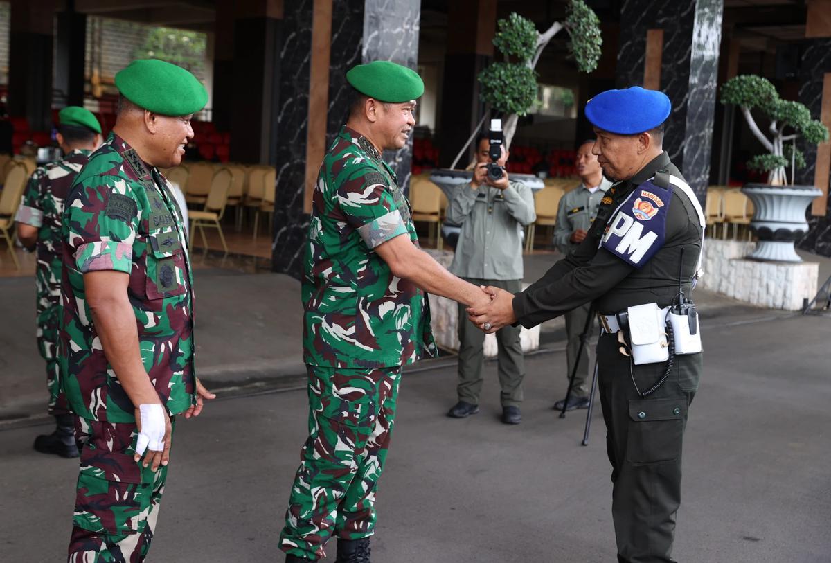 FOTO: Momen Hangat Kasad Maruli  Bersama Prajurit di Halal Bihalal Mabesad