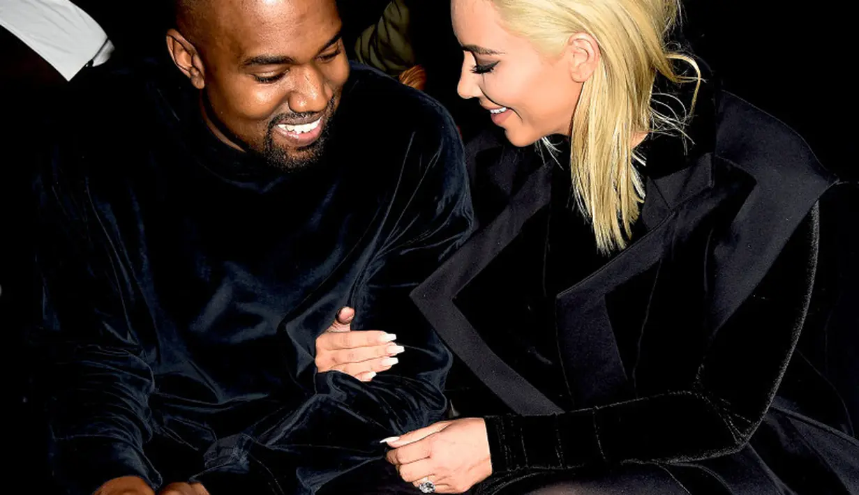 Kim Kardashian dan Kanye West memang tak pernah absen tampil mesra ya! (Pascal Le Segretain/Getty Images/USWeekly)