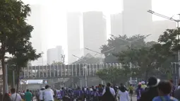 Aktivitas olahraga warga tetap berlangsung di kawasan Car Free Day (CFD) Jakarta saat kualitas udara menjadi perhatian akibat sebaran abu vulkanik. (KLY/Budy Santoso)