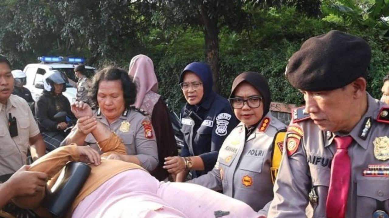 Polres Bekasi Sigap Evakuasi Korban Kecelakaan Saat Patroli Ketupat