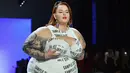 Tess Holliday, model dan aktivis bertubuh gemuk, berpose mengenakan busana brand Chromat selama New York Fashion Week 2019 pada 7 September 2019. Model berbobot tubuh 137 kg tersebut tampil percaya diri mengenakan gaun panjang putih. (Photo by Angela Weiss / AFP)