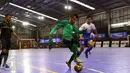 Pemain Timnas Futsal Indonesia, Ardiansyah (tengah) mencoba melewati pemain IPC Pelindo II saat laga uji coba di Jakarta, Minggu (15/1). Timnas Futsal Indonesia akan melakoni laga piala AFF 2017, akhir Januari. (Liputan6.com/Helmi Fithriansyah)