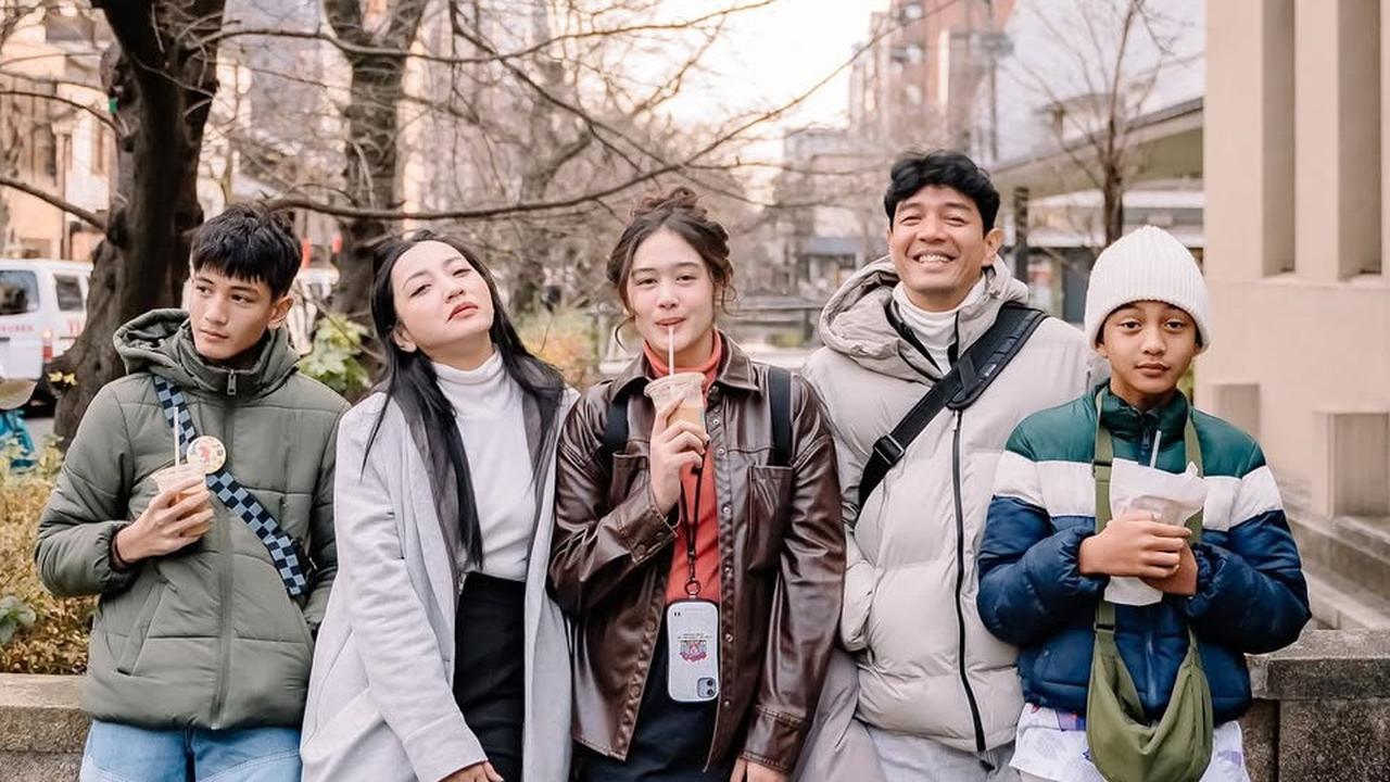 5 Potret Liburan Keluarga Hesti Purwadinata dan Edo Borne di Jepang, Netizen Salfok Sekeluarga Mirip dan Tinggi Semua