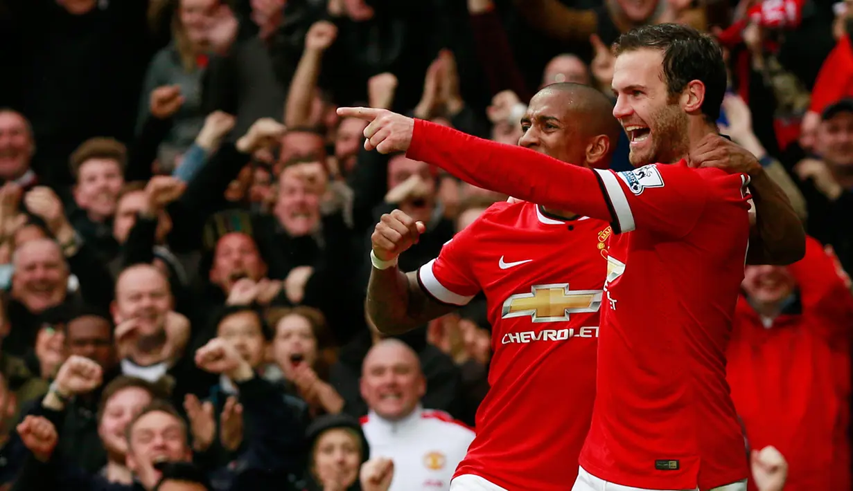 Gelandang Manchester United, Juan Mata (kiri) merayakan selebrasi bersama Ashley Young usai  mencetak gol saat Laga Liga Premier Inggris di Old Trafford, Minggu (12/4/2015). Manchester United menang 4-2 atas City. (Reuters/Jason Cairnduff)