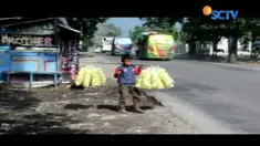 Fadil, bocah asal Garut ini rela putus sekolah dan berjualan kerupuk keliling, demi menghidupi ibu dan adiknya.
