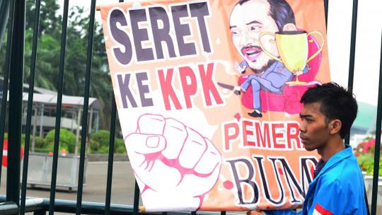 Puluhan massa gelar aksi Save BUMN di DPR