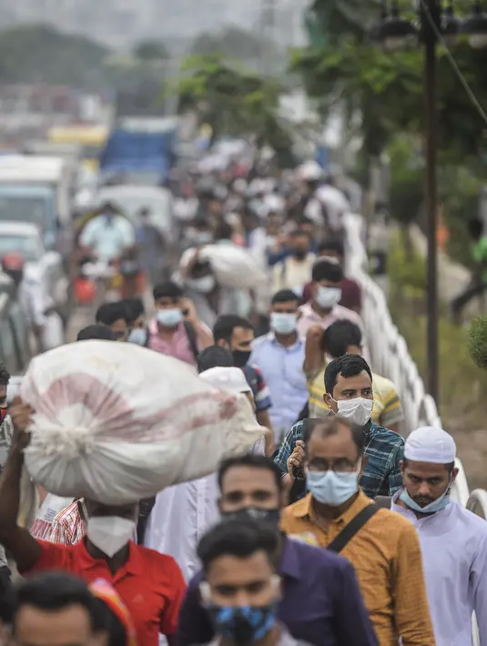 Orang-orang meninggalkan kota menuju kampung halaman mereka menjelang perayaan idulfitri di tengah pandemi corona Covid-19, di Dhaka, Selasa (11/5/2021). Mereka yang bermukim di kota-kota besar Bangladesh ingin mengunjungi keluarga di kampung halaman saat Lebaran tiba. (Munir Uz zaman/AFP)