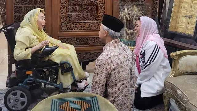 Bakal Capres 2024 Ganjar Pranowo saat sowan ke istri Presiden keempat RI Abdurrahman Wahid atau Gus Dur, Sinta Nuriyah, di Ciganjur, Jakarta Selatan, Minggu (13/8/2023) malam. (Istimewa)