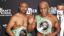 Roy Jones Jr (kiri) dan Mike Tyson berfoto bersama usai bertanding pada pertarungan tinju eksibisi di Los Angeles, Amerika Serikat, Sabtu (28/11/2020). Pertandingan berakhir tanpa pemenang alias imbang. (Joe Scarnici/Triller via AP)