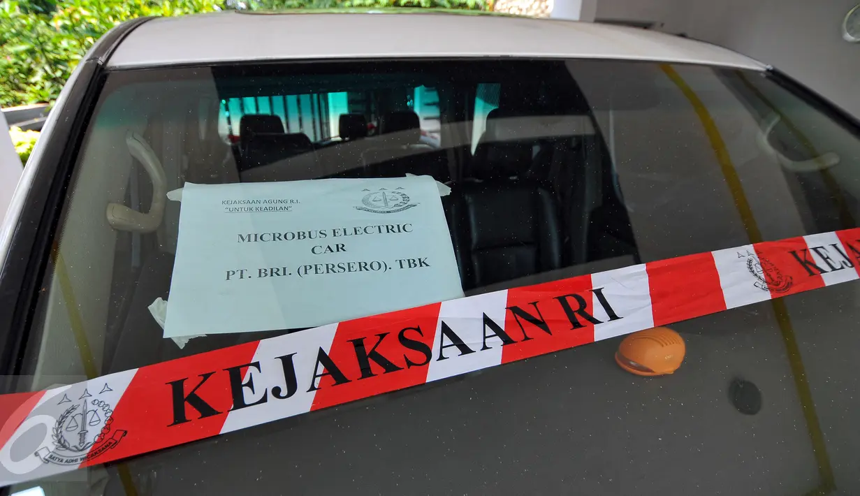 Garis kejaksaan terpasang pada mobil listrik yang terparkir di Gedung Kejaksaan Agung, Jakarta, Rabu (24/6). Penyidik Kejagung menyita 10 mobil listrik hasil pengadaan proyek gagal yang digagas mantan Menteri BUMN Dahlan Iskan. (Liputan6.com/Yoppy Renato)