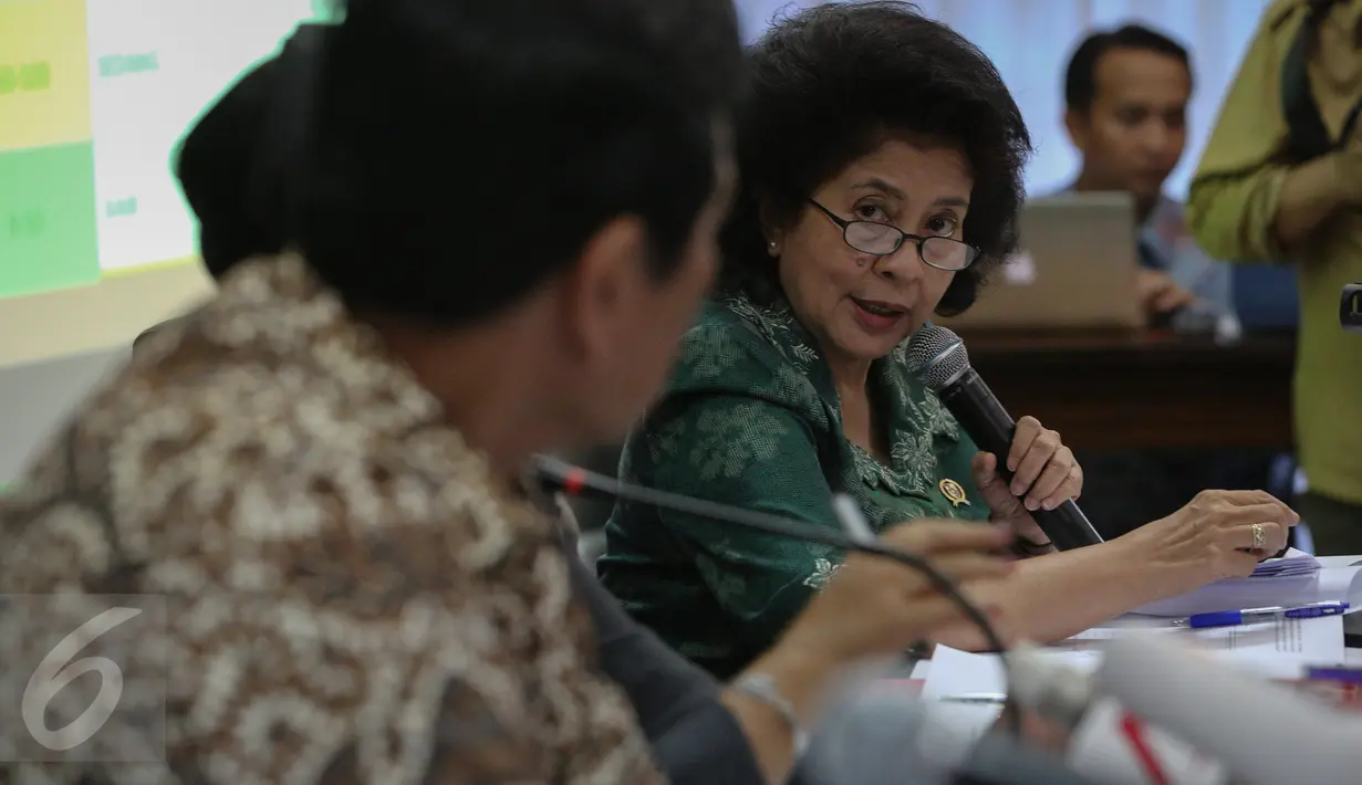 Menkes Nila F Moeloek menggelar konferensi pers bersama sejumlah menteri, perwakilan TNI dan BNPB terkait penanganan kabut asap di sejumlah wilayah Indonesia di Kantor Kemenkopolhukam,  Jakarta, Senin (12/10). (Liputan6.com/Faizal Fanani)