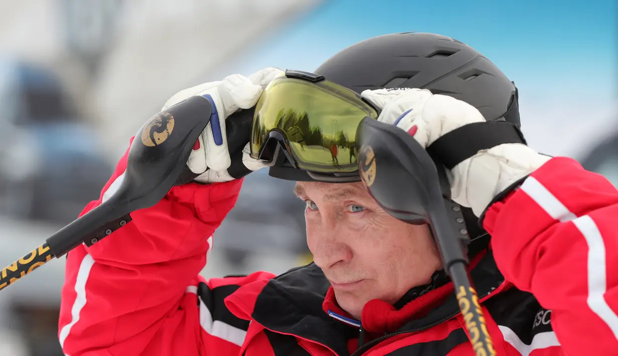 Presiden Rusia Vladimir Putin saat bermain ski di Gazprom Mountain Resort dekat resor Laut Hitam Sochi, Rusia, Rabu (13/2). (Mikhail KLIMENTYEV/SPUTNIK/AFP)