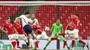 Bek Inggris, Harry Maguire (tengah) melepaskan tendangan yang berbuah gol kedua Inggris ke gawang Polandia dalam laga lanjutan Kualifikasi Piala Dunia 2022 Zona Eropa Grup I di Wembley Stadium, London, Rabu (31/3/2021). Inggris menang 2-1 atas Polandia. (AP/Andy Rain)
