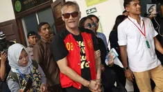 Aktor Tio Pakusadewo usai sidang lanjutan kasus narkoba di PN Jakarta Selatan, Kamis (7/6). Sidang yang beragendakan pledoi atau pembacaan pembelaan dari Tio Pakusadewo ditunda karena hakim ketua berhalangan hadir. (Liputan6.com/Immanuel Antonius)