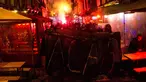 Pengunjuk rasa membawa poster dengan singkatan ACAB anti-polisi selama aksi protes berujung kerusuhan di Aulnay-sous-Bois, pinggiran utara Paris, Rabu (8/2). Ketegangan dipicu kasus dugaan sodomi terhadap pemuda kulit hitam oleh anggota kepolisian. (AFP)