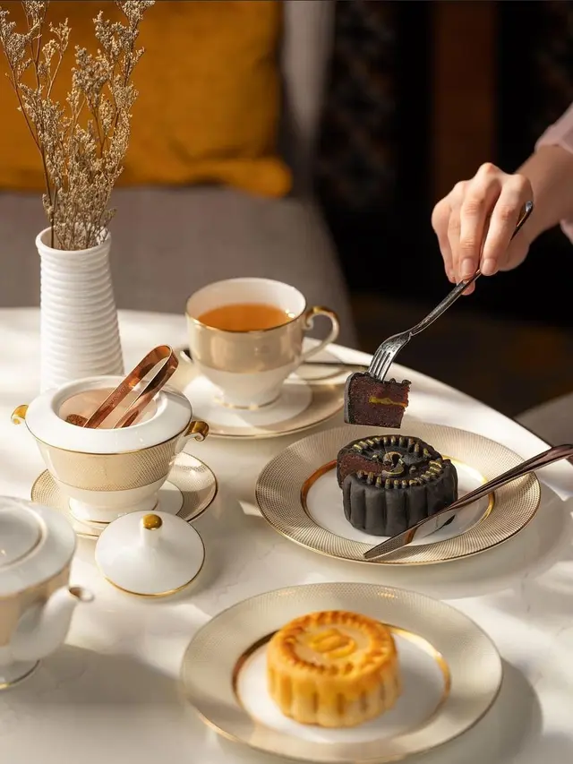 Sheraton Hotel Surabaya memperlihatkan koleksi mooncake terbarunya