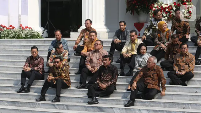 Sambil Lesehan, Jokowi Kenalkan Menteri Kabinet Indonesia Maju