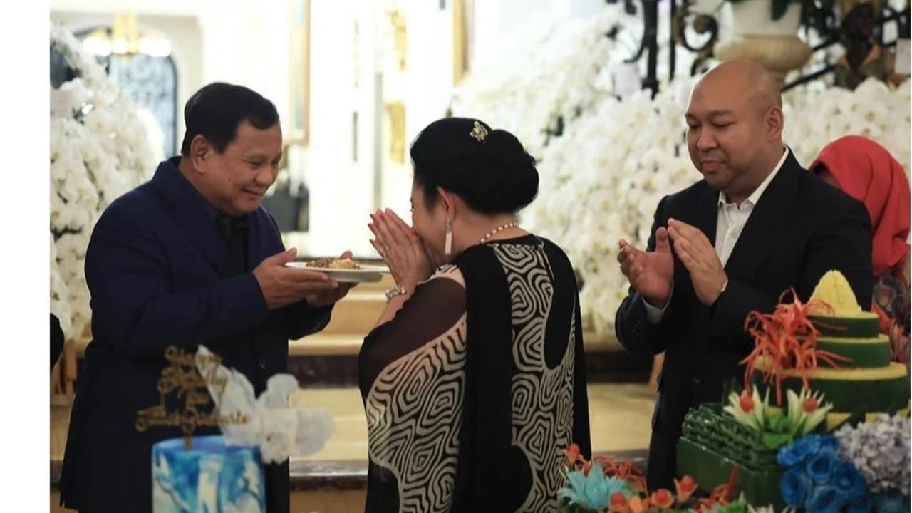 Momen Hangat Perayaan Ulang Tahun Titiek, Prabowo Senyum Dapat Potongan Tumpeng Khusus