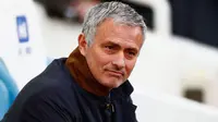 TAK TAKUT - Jose Mourinho menegaskan tak takut dipecat Chelsea. (Sky Sports)