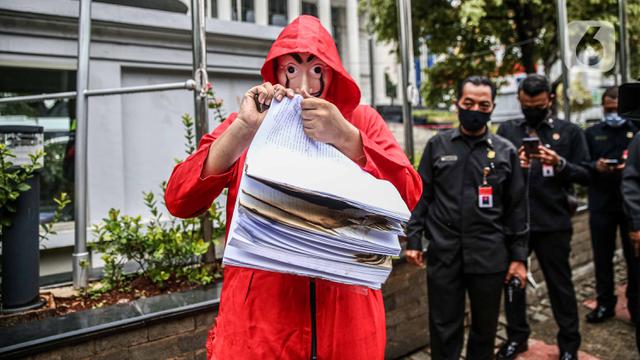 FOTO: Aksi Mahasiswa Bakar Naskah UU Cipta Kerja di Depan Gedung MK