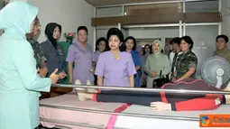 Citizen6, Jakarta: Rombongan Dharma Pertiwi mengunjungi 13 pasien di RSPAD, 11 di RSAL dan  10 di RSPAU yang sedang menderita kanker. (Pengirim: Badarudin Bakri Badar)