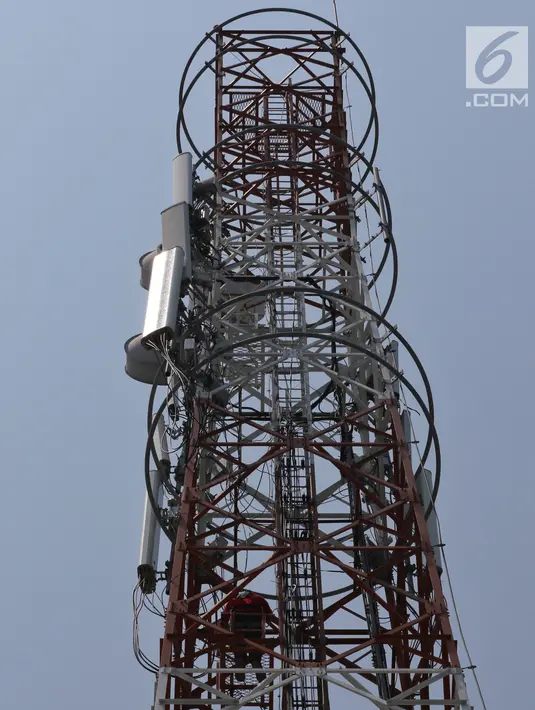 Petugas PT Tower Bersama Infrastructure Tbk (TBIG) melakukan perawatan rutin tower di Kepulauan Seribu, Rabu, 18/9/2019). PT TBIG memiliki 26.713 penyewaan dan 15.344 site telekomunikasi tersebar di seluruh indonesia, ditargetkan akan menambah 3000 penyewaan di tahun 2019. (Liputan6.com/Johan Tallo)