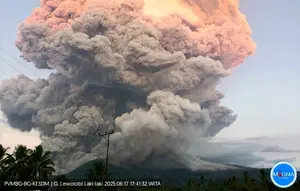 Gunung Lewotobi Laki-laki di kecamatan Wulanggitang, Kabupaten Flores Timur, NTT kembali erupsi, dengan tinggi kolom abu teramati mencapai 10.000 m di atas puncak, atau sekitar 11.584 m di atas permukaan laut, pada Selasa (17/6/2025). (Liputan6.com/ Dok PVMBG)