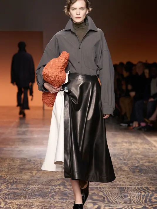 Jangan lupa untuk memadukan koleksinya dengan deretan fashion item lainnya rilisan dari Bottega Veneta. [Foto: Bottega Veneta.dok]