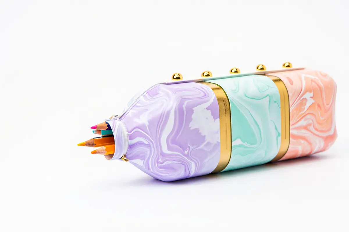 Ilustrasi kotak pensil dari botol bekas (Foto: Reve Art AI)