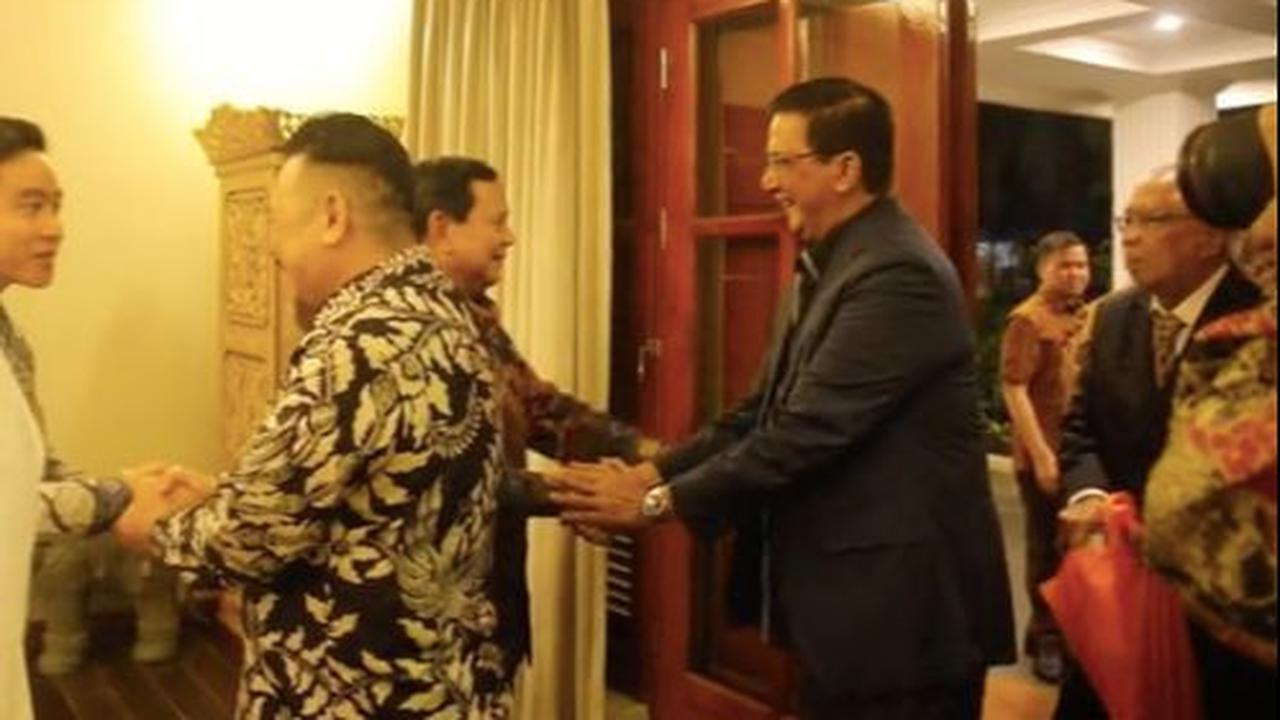 Prabowo Subianto dan Gibran Rakabuming Raka nampak menyambut tim hukumnya secara langsung di depan pintu rumahnya. <br>