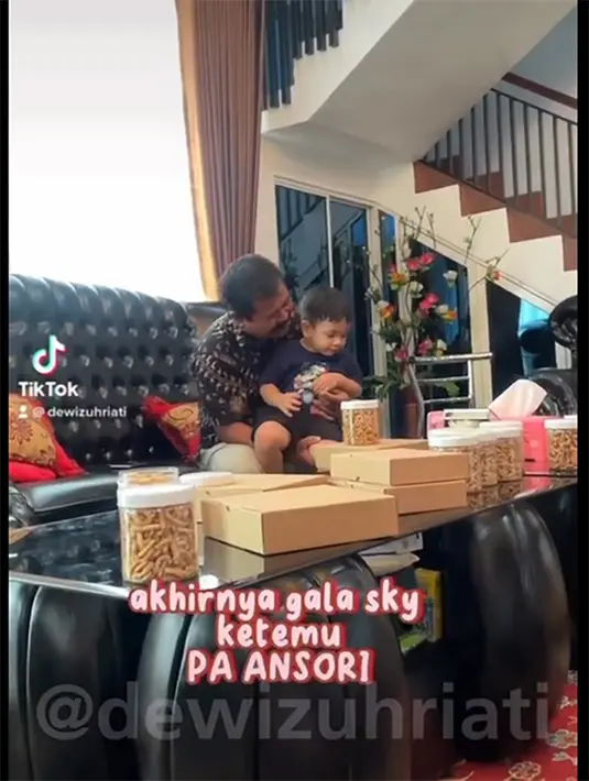 Ibunda Fuji juga membagikan video singkat Gala bersama pak Ansori. Melalui caption yang disematkan, Dewi bersyukur dan mengucapkan terima kasih kepada pak Ansori. [Instagram/dewizuhriati]