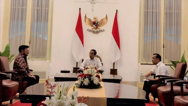Syahrul Yasin Limpo (kiri) bertemu dengan Presiden Jokowi di Istana, Minggu (8/10/2023). (Liputan6.com/Lizsa Egeham)