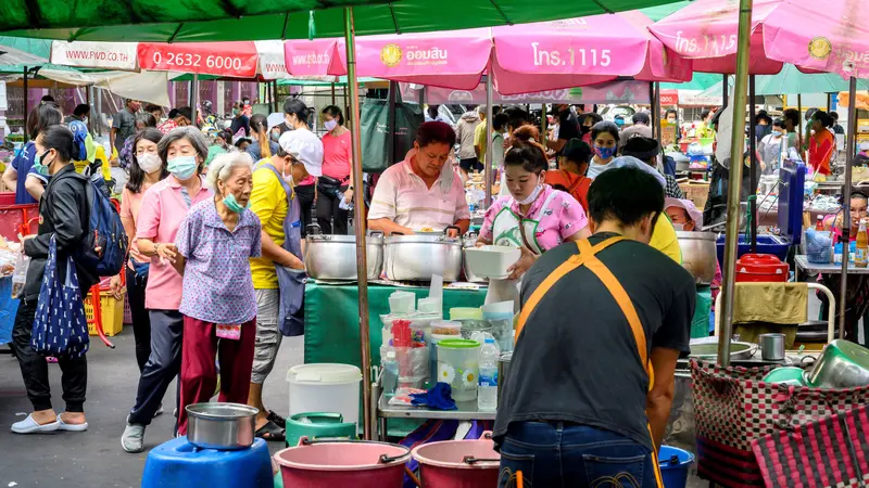 Warga Saat Thailand Longgarkan Aturan Lockdown