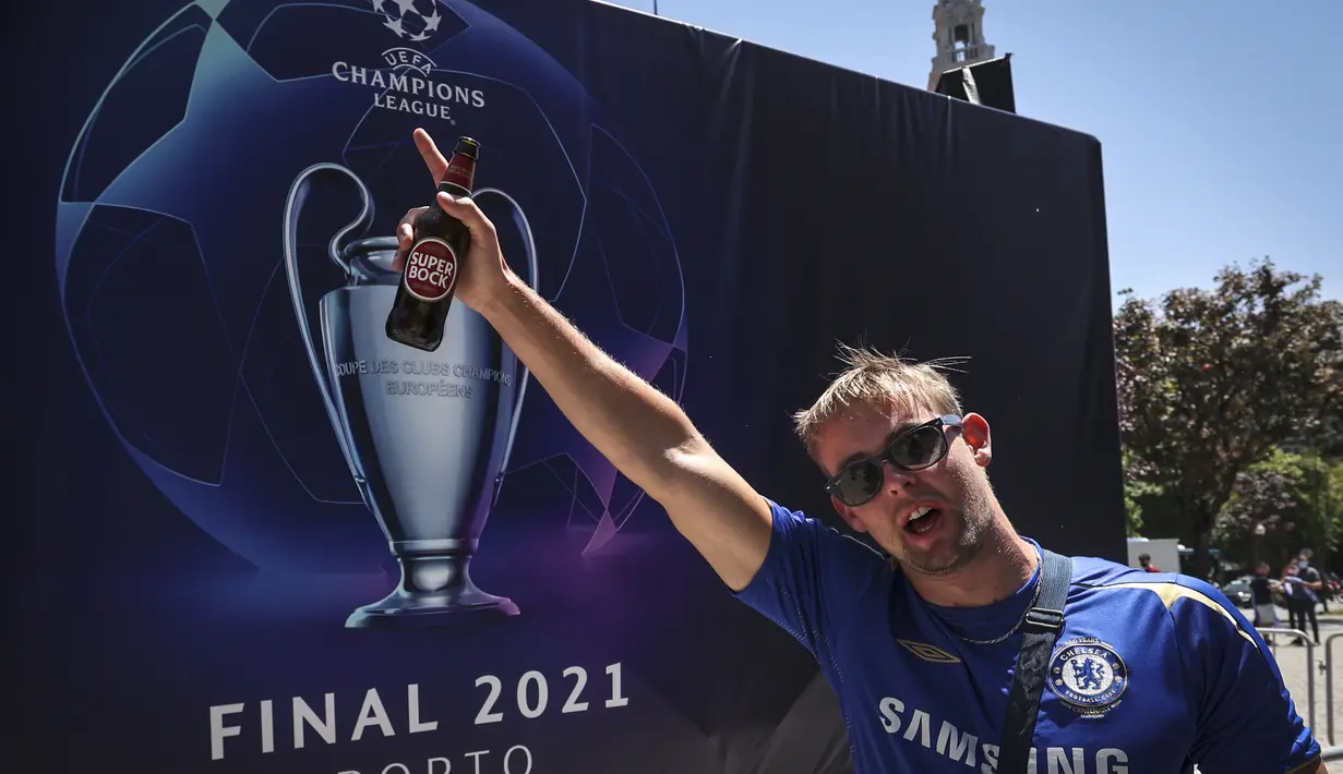 Seorang suporter Chelsea berada di pusat kota Porto, Portugal (28/5/2021). Klub Inggris Manchester City dan Chelsea akan memainkan final Liga Champions di stadion Dragao di Porto pada Sabtu malam atau Minggu (30/5/2021) dini hari. (AP Photo/Luis Vieira)