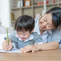 Seorang anak sedang belajar bersama ibunya (Foto Dok: Freepik/jcomp).