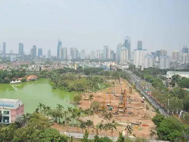Pekerja dibantu alat berat saat melakukan perombakan kawasan Taman Ria Senayan, Jakarta, Rabu (21/10/2015). Nantinya kawasan ini akan dibuat sebagai Ruang Terbuka Hijau.( Liputan6.com/Gempur M Surya)