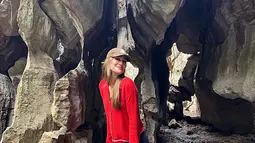 Tampil simpel dengan gaya kasual, penampilan Luna Maya pun tetap menawan. Wisata alam memang menyejukan mata, dimana tempat-tempat seperti ini bisa menjadi alternatif untuk liburan selain ke pantai atau liburan ke luar negeri yang belakangan banyak dilakukan para selebriti. (Liputan6.com/IG/@lunamaya)