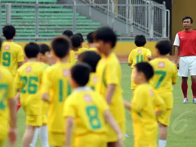 Puluhan anak-anak mendapat pelatihan singkat dari legenda sepak bola Indonesia di Stadion GBK Jakarta, (6/6/2014). (Liputan6.com/Helmi Fithriansyah)