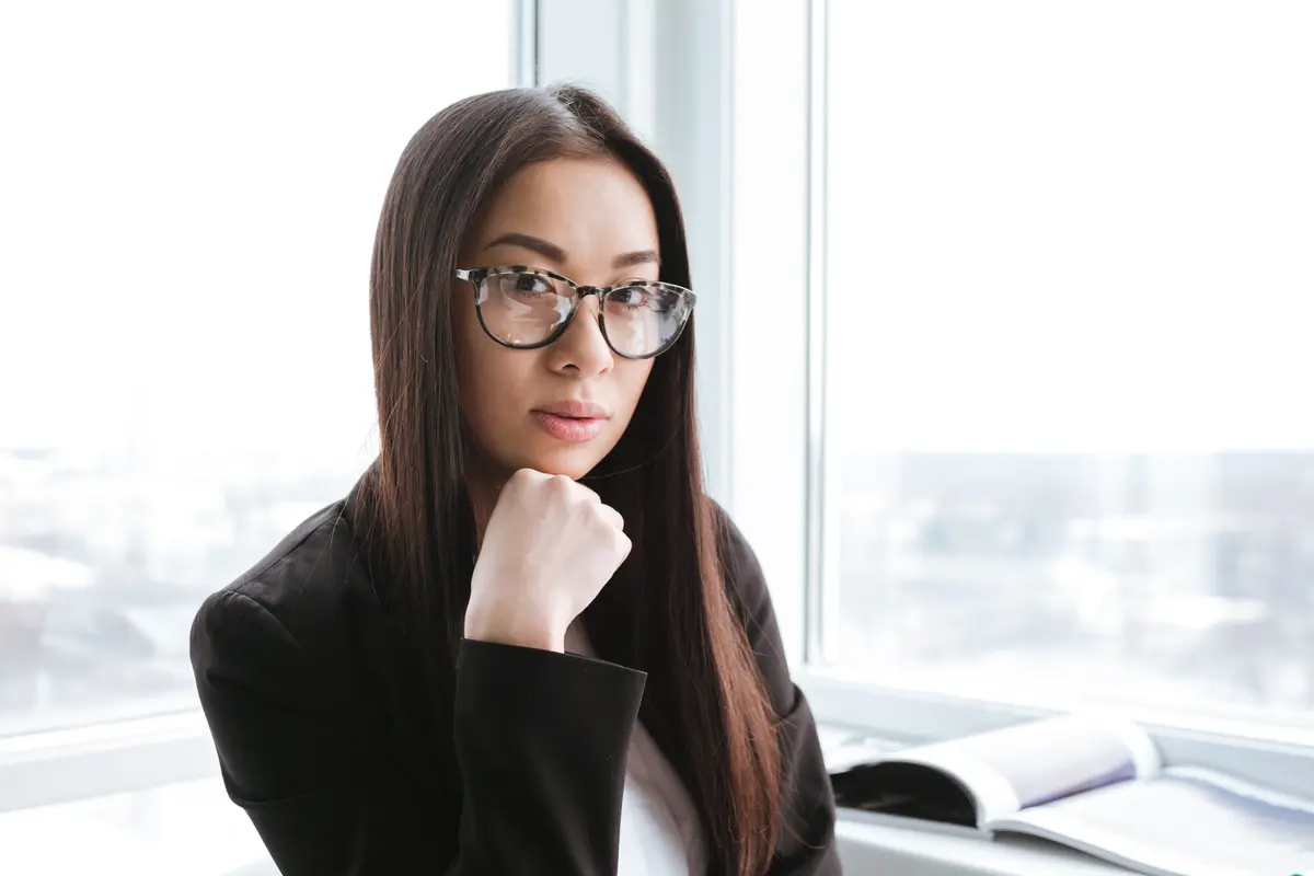 perempuan mandiri arogan angkuh serius