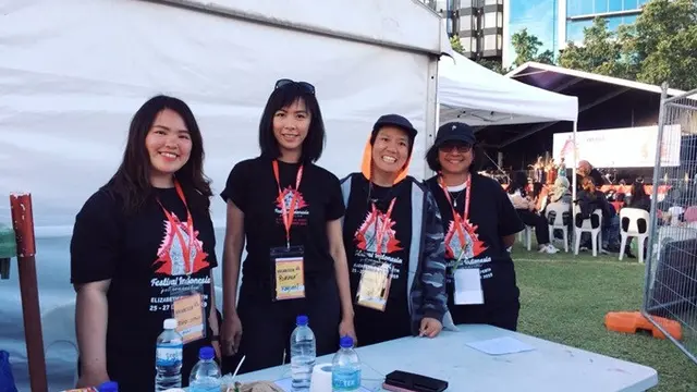 Kagumi Parasya berpose bersama diaspora Indonesia lain saat acara Festival Indonesia.