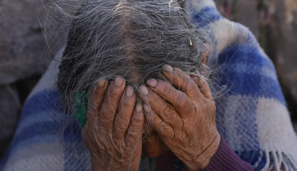 Seorang wanita suku Aymara berdoa pada hari puasa sebagai ritual meminta hujan di Gunung Suci Inca Pucara, Chiquipata, Bolivia, Rabu (16/11/2022). Penduduk dataran tinggi La Paz mengatakan rendahnya curah hujan yang terjadi sejak September membuat mereka tidak bisa menanam kentang, buncis, dan kacang polong. (AP Photo/Juan Karita)