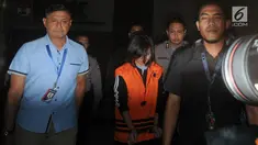 Direktur Utama PT. Manira Arta Mandiri (Mataram), Gabriella Yuan Ana kenakan rompi tahanan usai menjalani pemeriksaan pasca OTT di Gedung KPK, Jakarta, Selasa (20/08/2019). Gabriella ditahan terkait kasus suap lelang proyek pada Dinas PUPKP Kota Yogyakarta TA 2019. (merdeka.com/Dwi Narwoko)