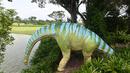 Replika dinosaurus seukuran aslinya, Brachiosaurus ditampilkan di sepanjang "Changi Jurassic Mile" sebuah jalan santai di Singapura (13/10/2020). Jalur sejauh 3,5 km itu biasa dilewati warga untuk bersepeda dan jalan. (AFP/Roslan Rahman)