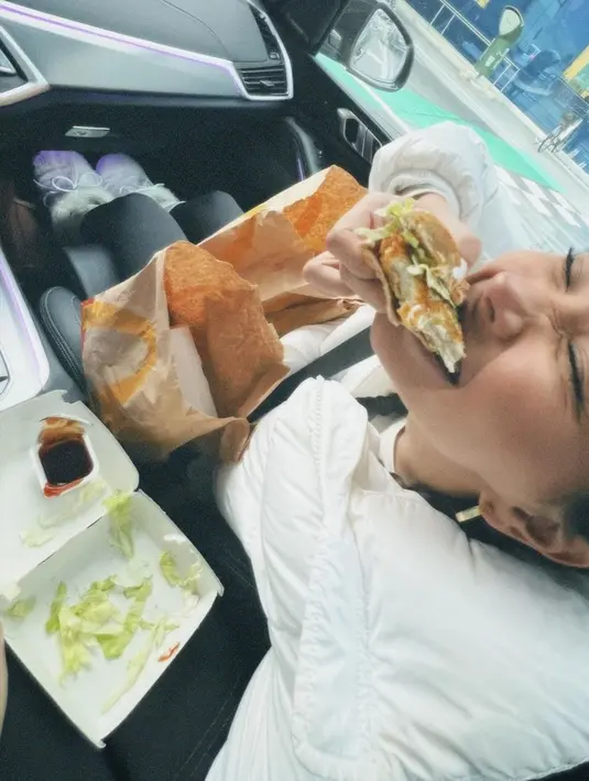 Melihat kemesraan yang diunggah Wilson, netizen mengaku iri. Tak sedikit mereka menyebut Wilson sangat cocok dengan Alyssa Daguise  [instagram/wilsn_94]