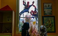 FOTO: Aksi Spiderman Bagikan Telur Paskah untuk Pasien Anak di Rumah Sakit Italia
