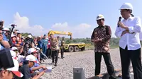 Presiden Jokowi berdialog dengan warga saat meninjau panel dan lokasi pembangunan rel kereta api Trans Sulawesi tahap pertama segmen I rute Makasar-Pare-pare di Desa Tanete Rilau, Sulawesi Selatan. (25/11/2015). (Foto:Biro Pers Presiden)